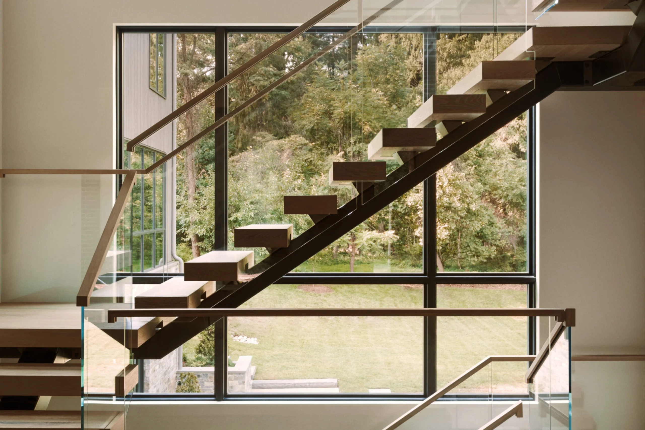 Vedera glass railing on a U-turn FLIGHT Mono system.