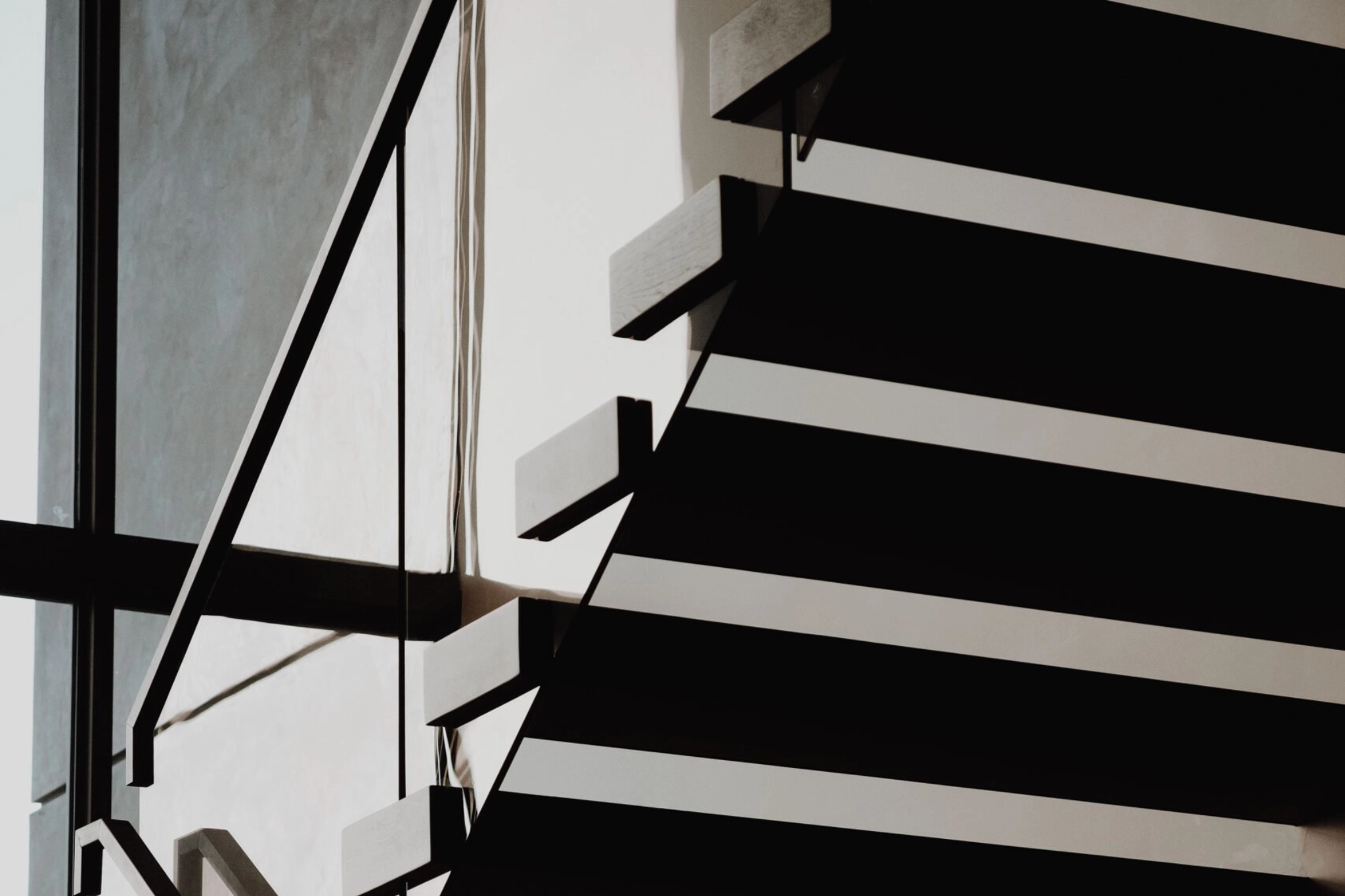Amber-tinted Vedera railing on FLIGHT Cantilever stairs in The New American Home 2025.