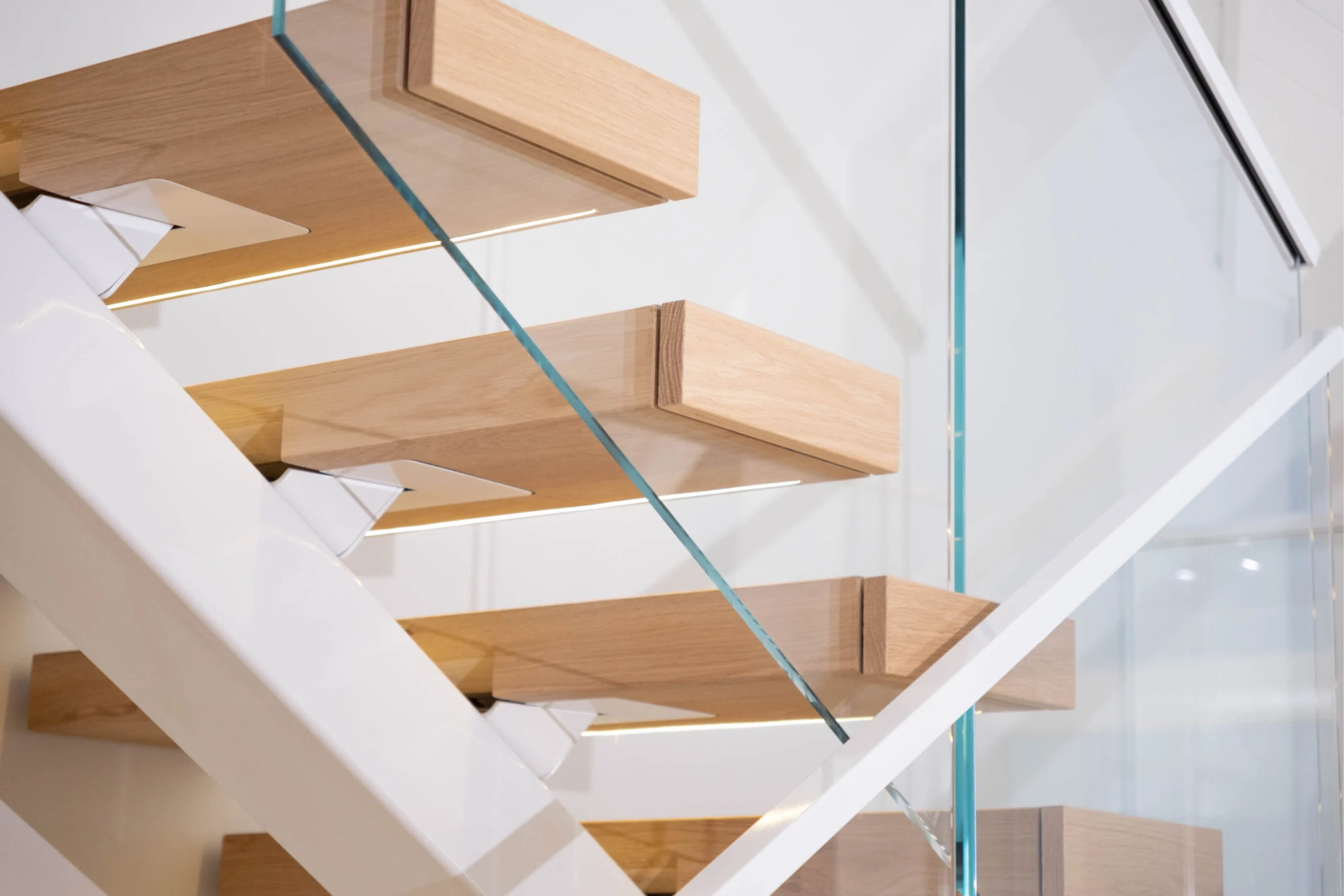 Vedera glass railing with white-stringer FLIGHT Mono